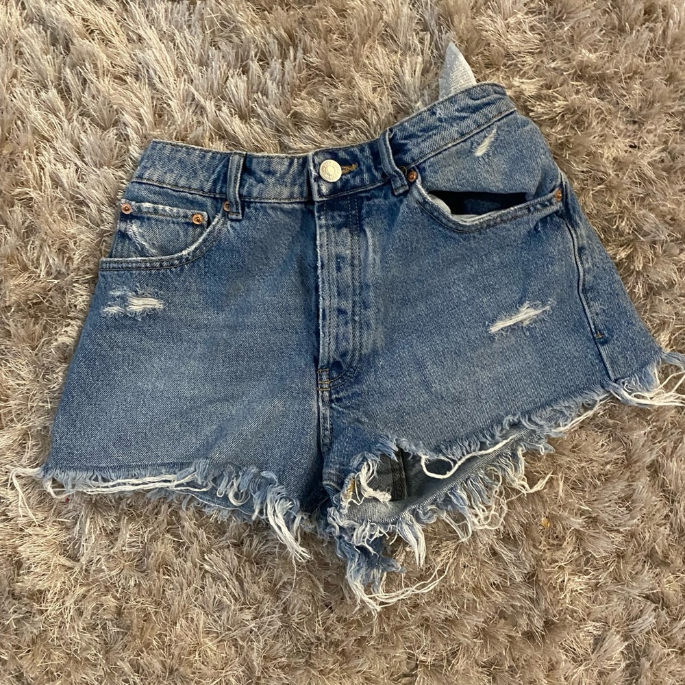Zara Denim Shorts! Tailored to fit a 28inch waist